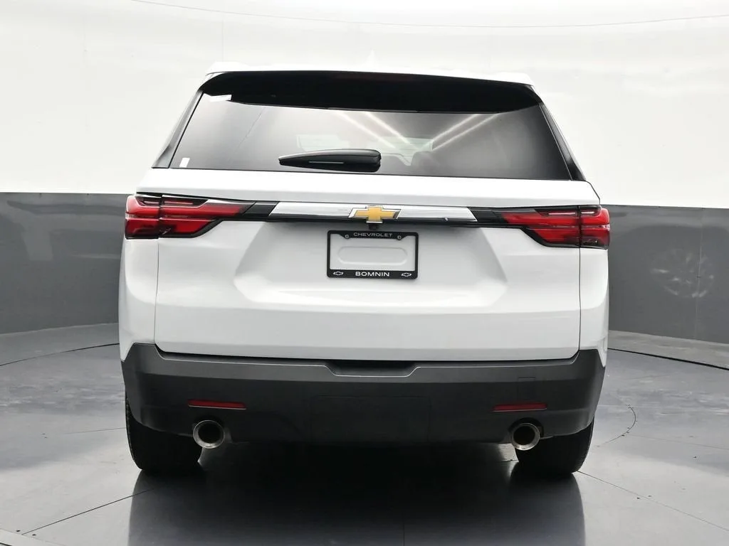 2023 Chevrolet Traverse LS photo 4