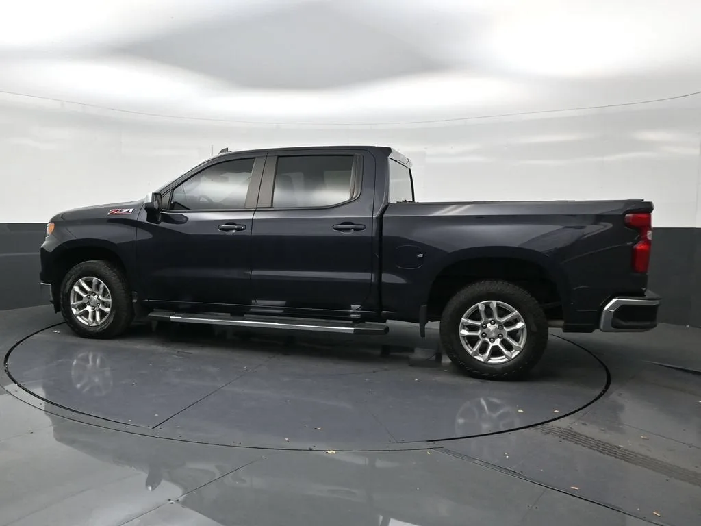 2023 Chevrolet Silverado 1500 LT photo 2