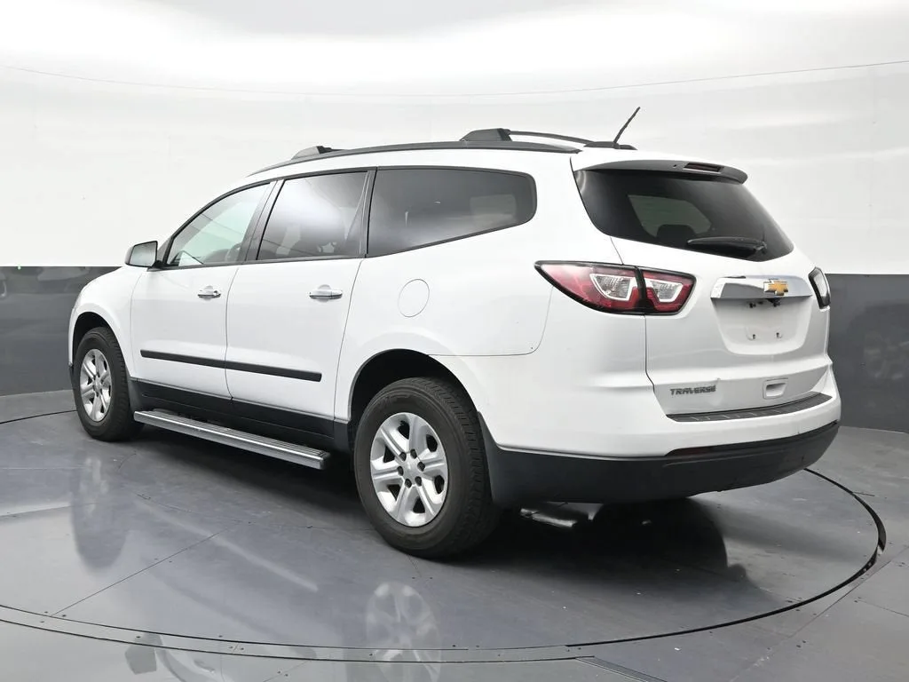 2017 Chevrolet Traverse LS photo 3