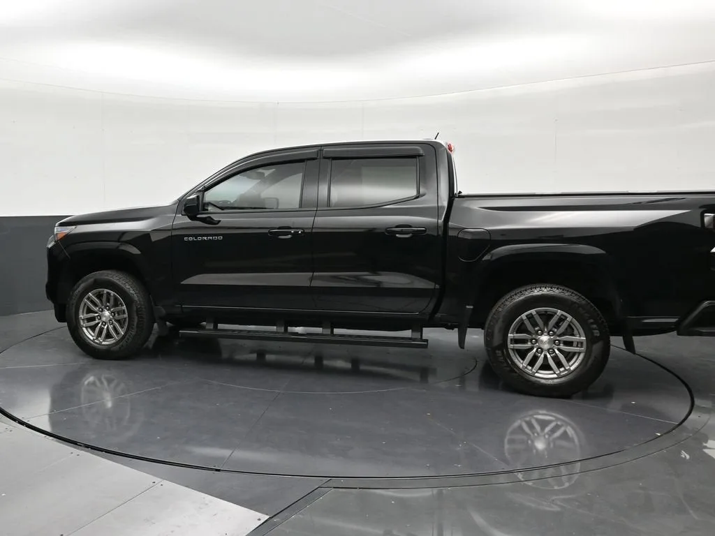 2025 Chevrolet Colorado WT/LT photo 2