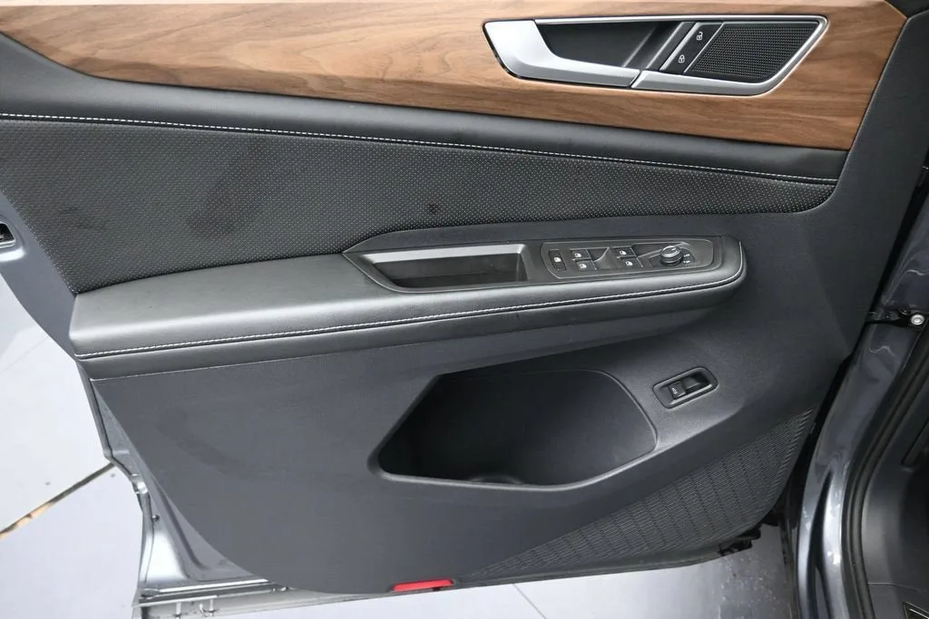 2024 Volkswagen Atlas 2.0T SE w/Technology photo 10