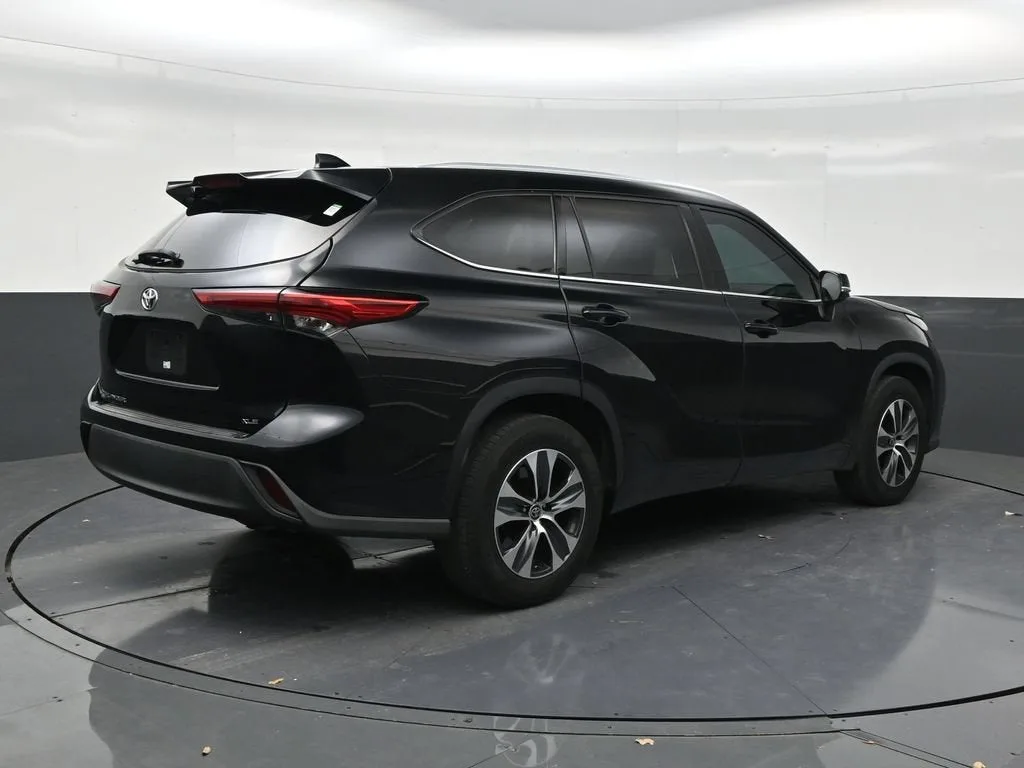 2021 Toyota Highlander XLE photo 5