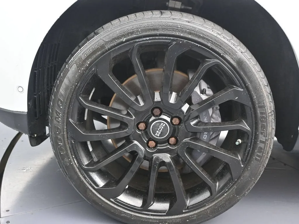 2020 Land Rover Range Rover HSE photo 9