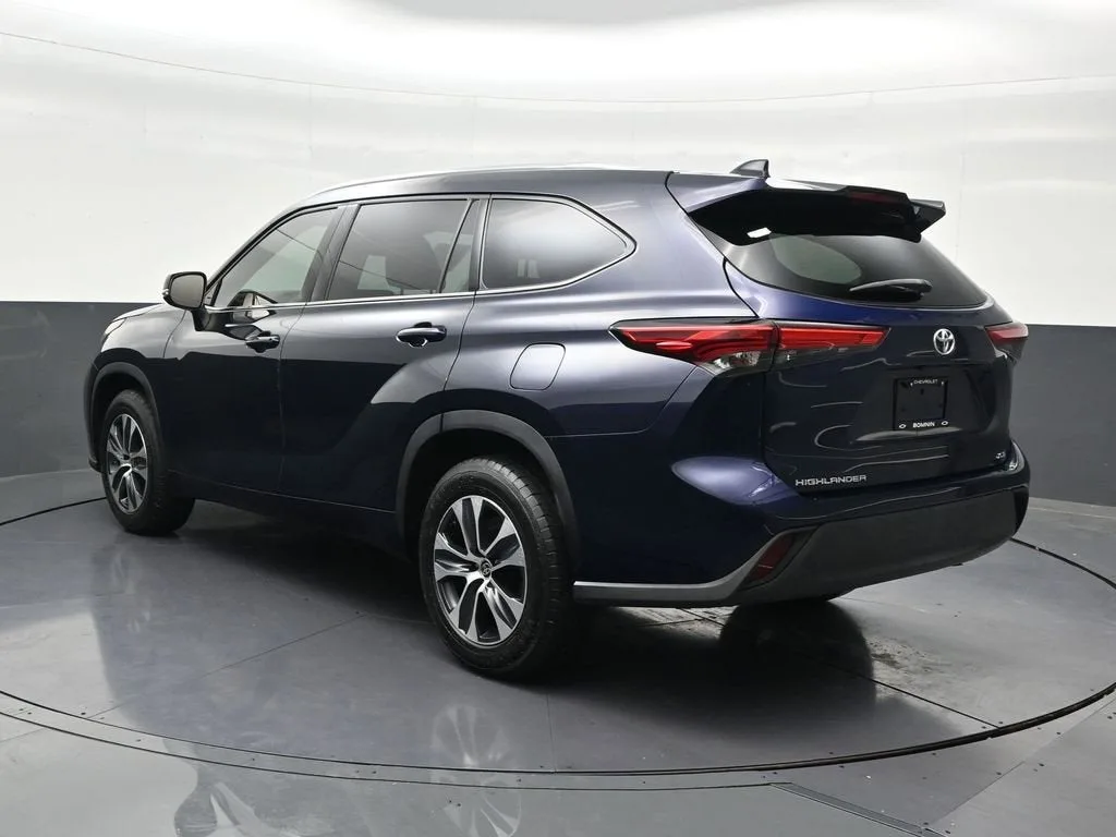 2021 Toyota Highlander XLE photo 3