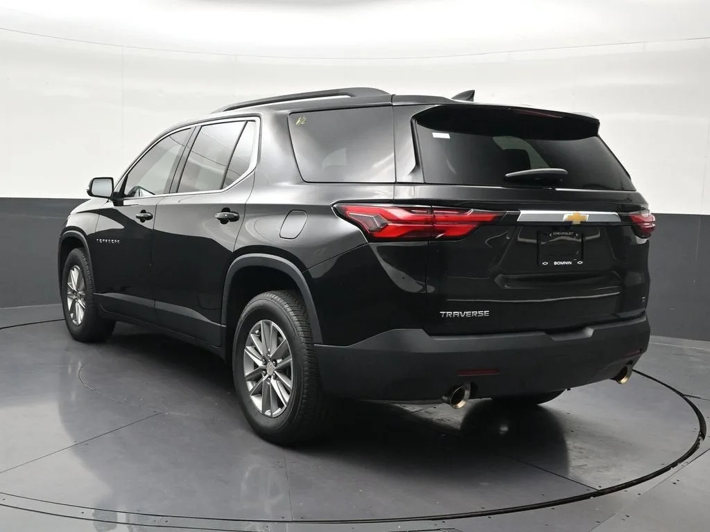 2023 Chevrolet Traverse LT Cloth photo 3