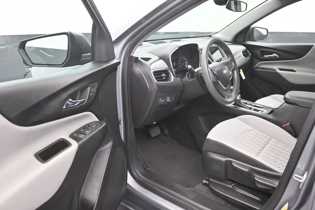 2023 Chevrolet Equinox LS photo 11