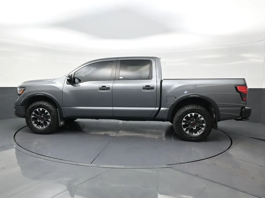2023 Nissan TITAN Crew Cab PRO-4X 4x4 photo 2