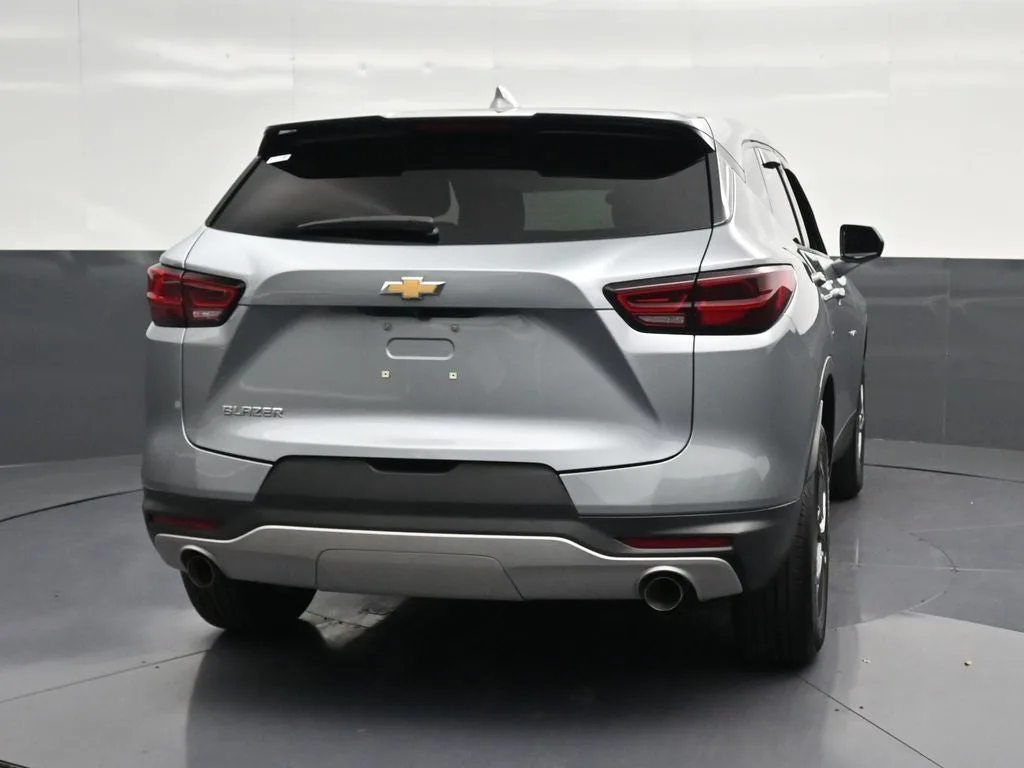 2025 Chevrolet Blazer LT photo 2