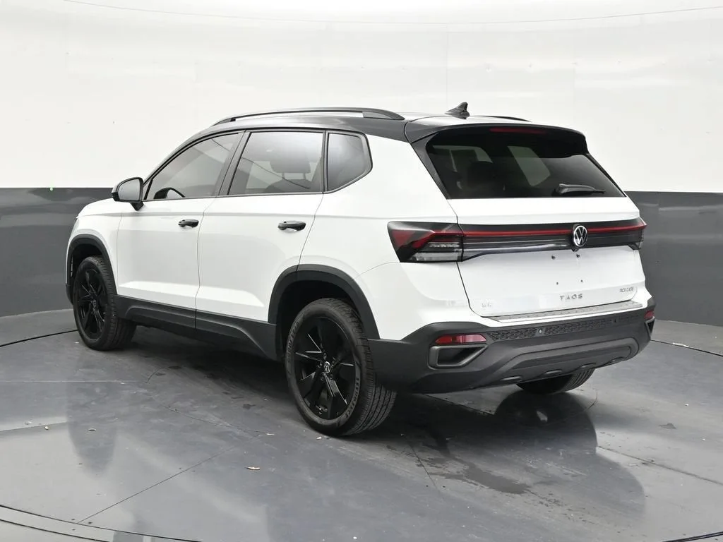 2025 Volkswagen Taos 1.5T SE Black photo 3