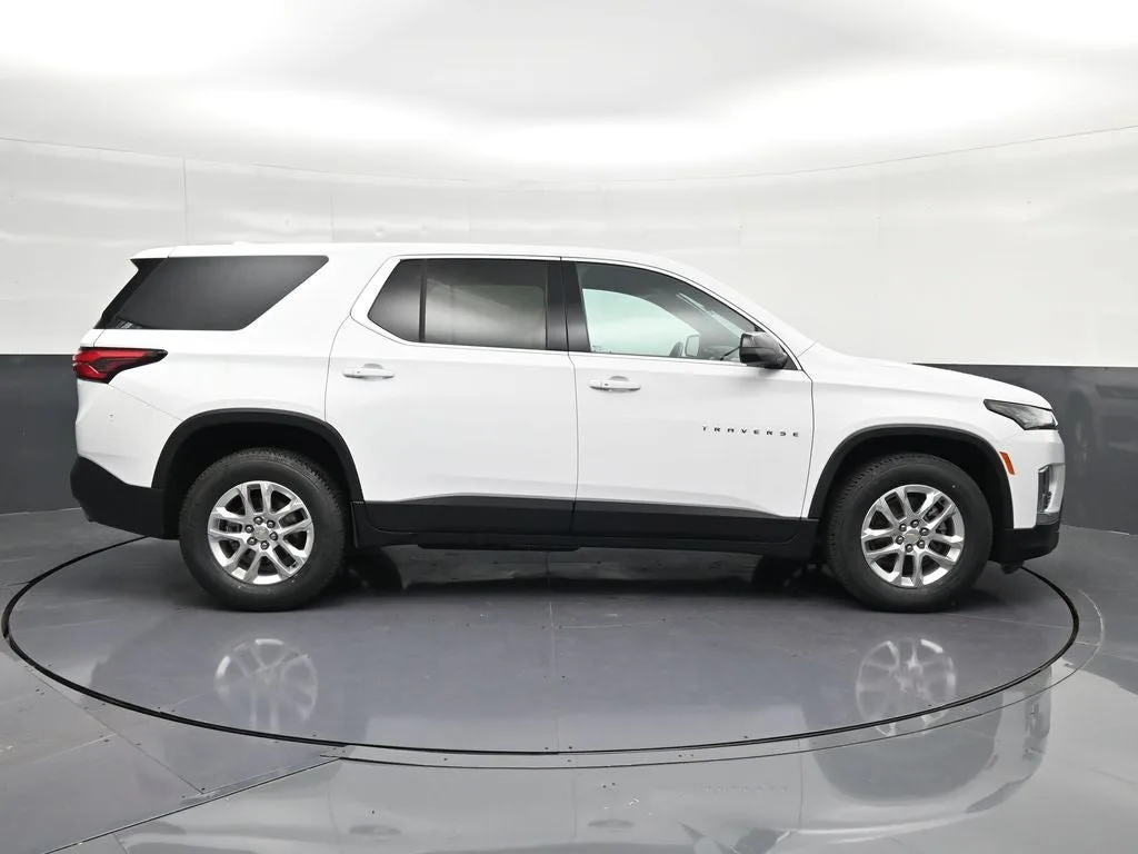 2023 Chevrolet Traverse LS photo 4