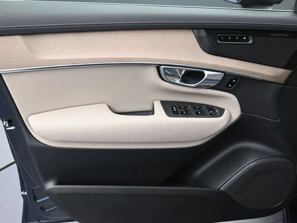 2026 Volvo XC90 Plus photo 11