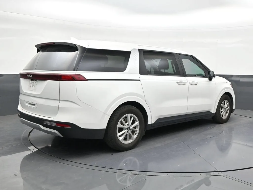 2024 Kia Carnival MPV LX photo 5