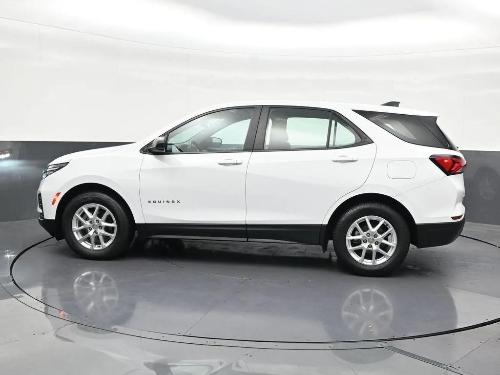 2022 Chevrolet Equinox LS photo 2