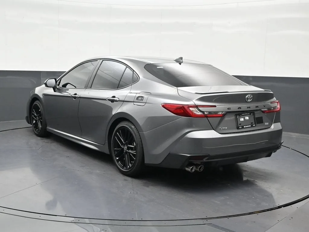 2025 Toyota Camry SE photo 3