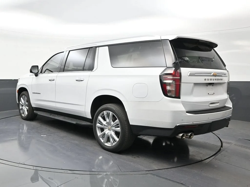 2022 Chevrolet Suburban High Country photo 3