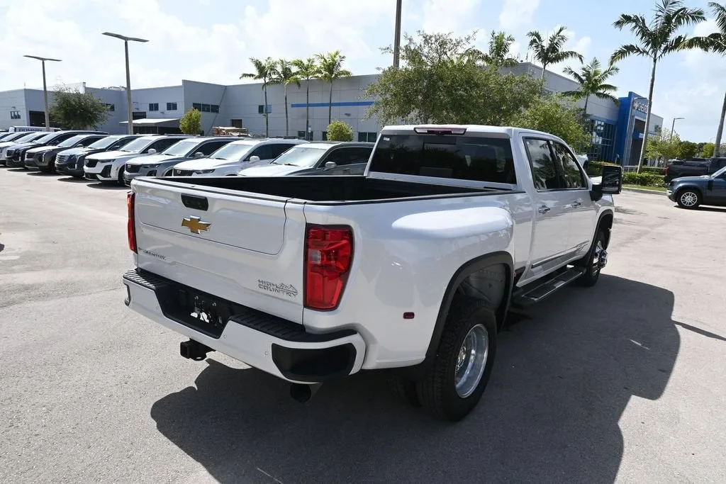 2025 Chevrolet Silverado 3500 HD High Country DRW photo 12