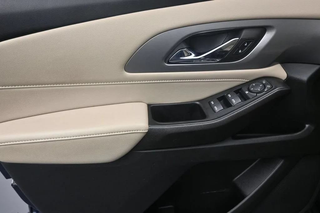 2023 Chevrolet Traverse LS photo 11