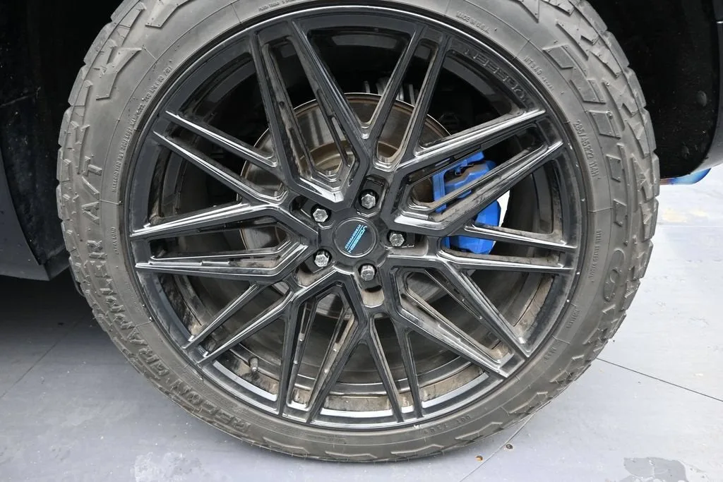 2023 Land Rover Defender 90 Carpathian Edition photo 9