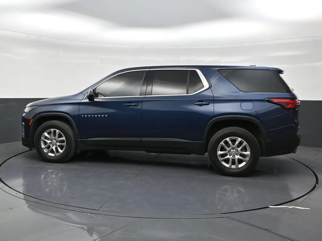 2022 Chevrolet Traverse LS photo 2