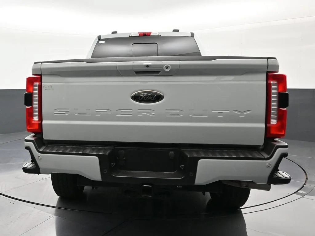 2025 Ford F-250 LARIAT photo 4