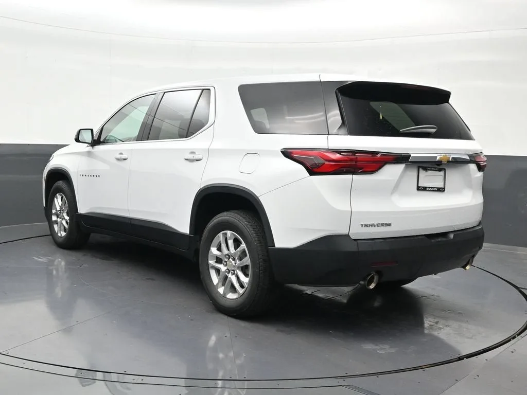 2022 Chevrolet Traverse LS photo 3