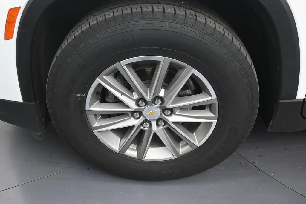 2023 Chevrolet Traverse LT Cloth photo 9