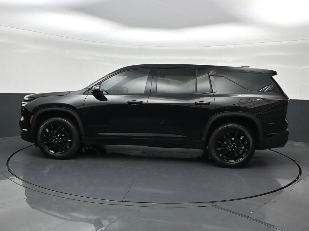 2024 Chevrolet Traverse LS photo 2