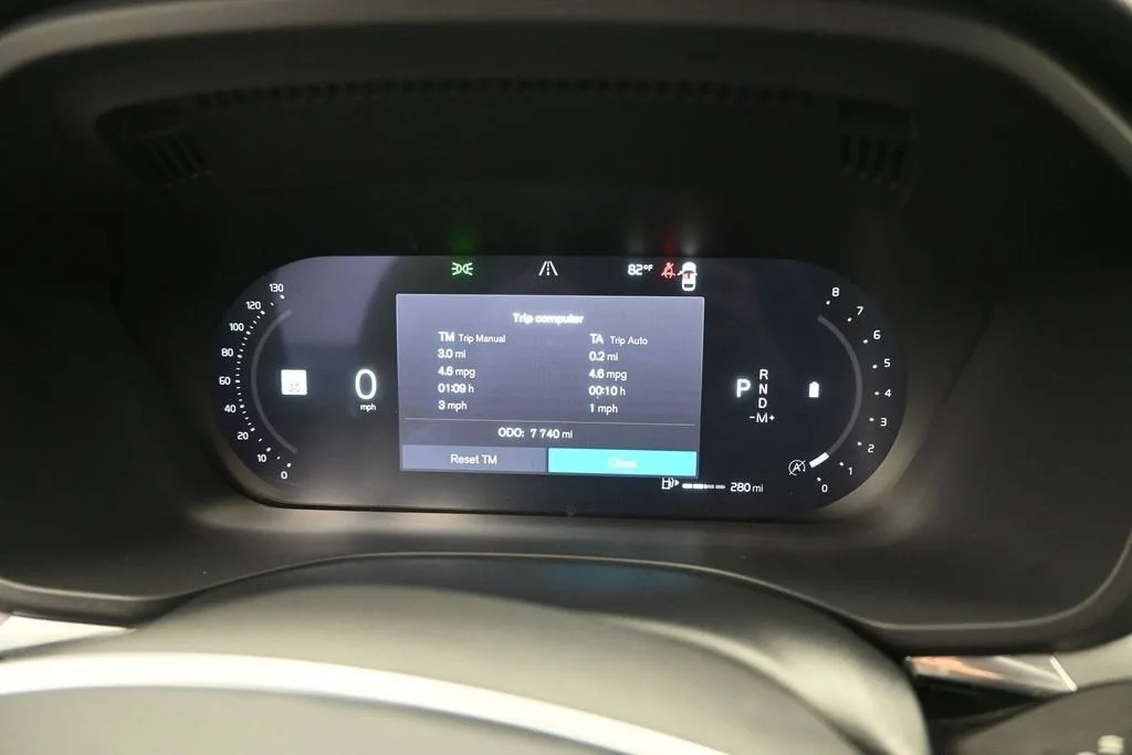 2024 Volvo XC60 B5 Core Dark Theme photo 9