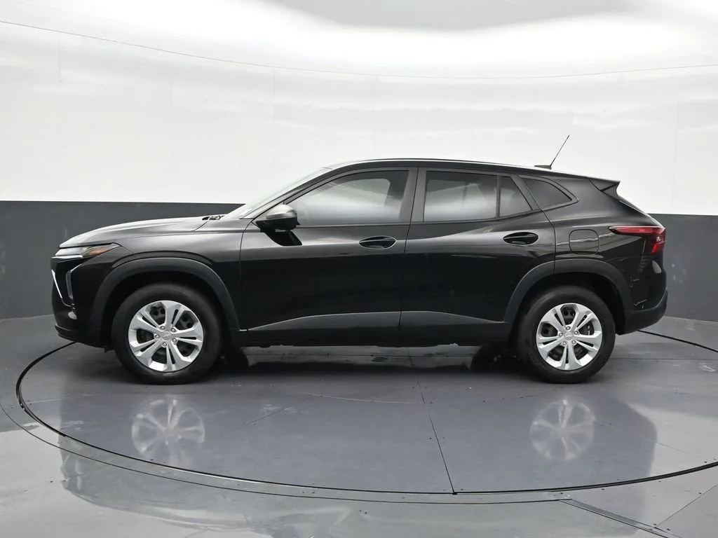2024 Chevrolet Trax LS photo 2