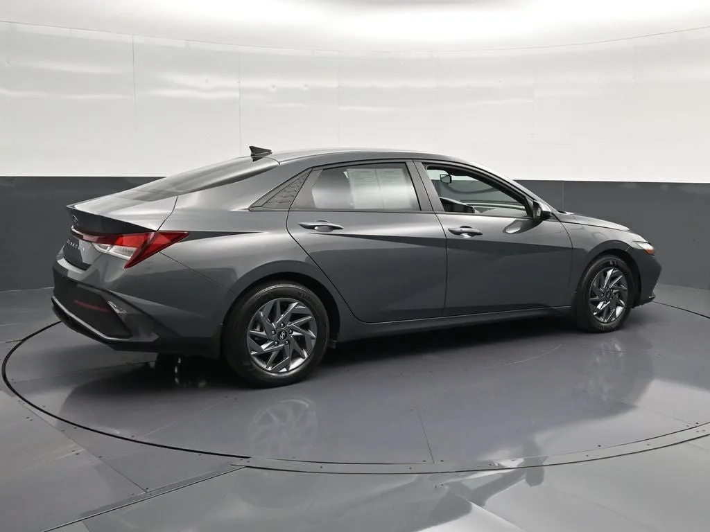 2024 Hyundai Elantra SEL photo 3