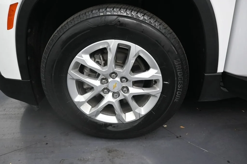 2023 Chevrolet Traverse LS photo 9