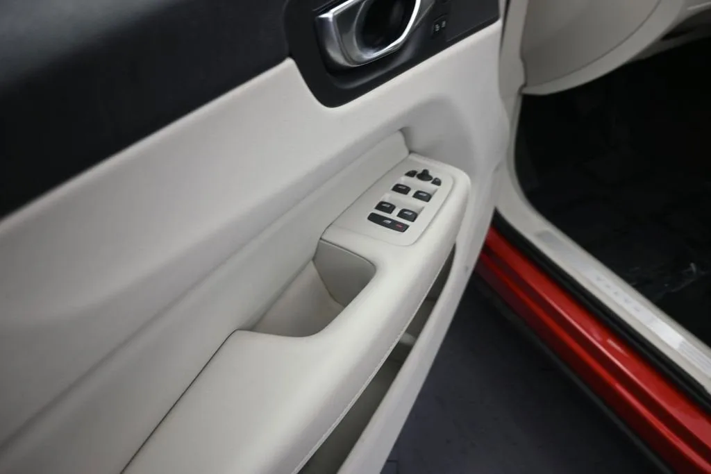2024 Volvo XC60 B5 Core Dark Theme photo 10