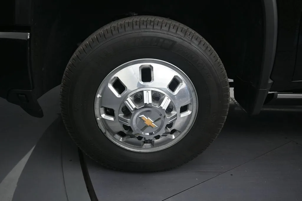 2025 Chevrolet Silverado 3500 HD High Country DRW photo 9