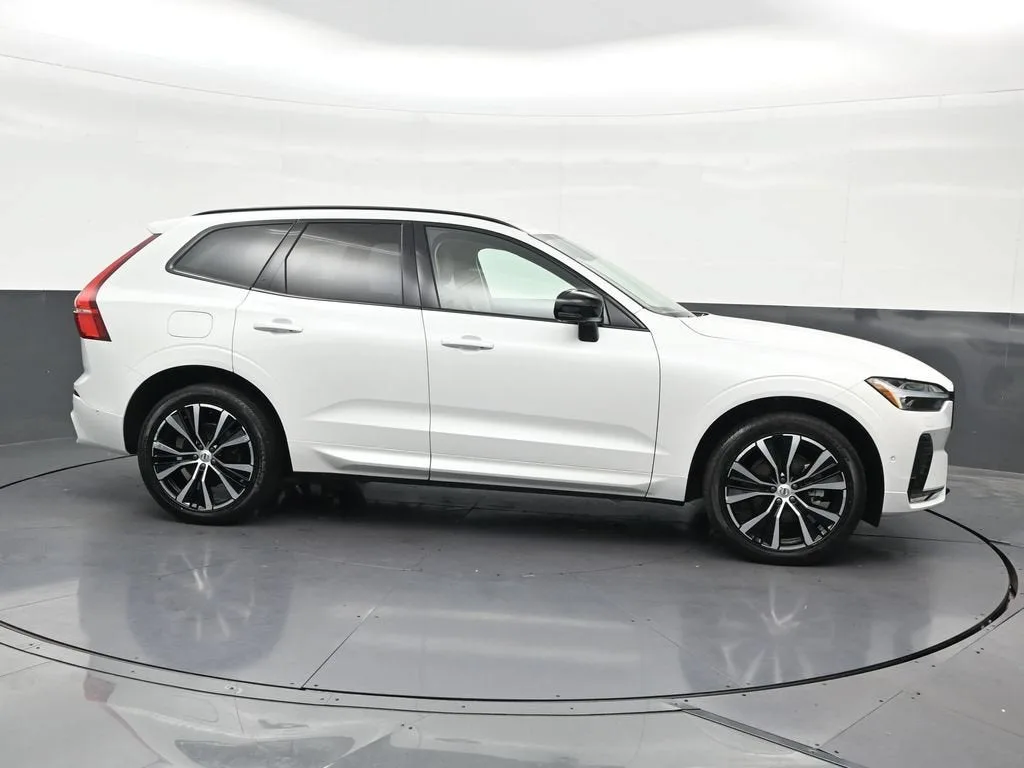 2025 Volvo XC60 B5 Plus photo 7