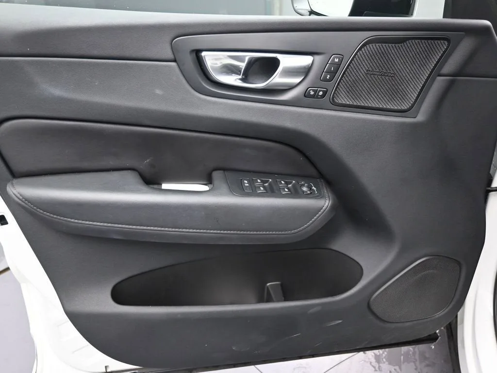 2023 Volvo XC60 B5 Plus Dark Theme photo 11