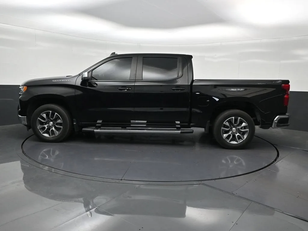 2024 Chevrolet Silverado 1500 LT photo 2