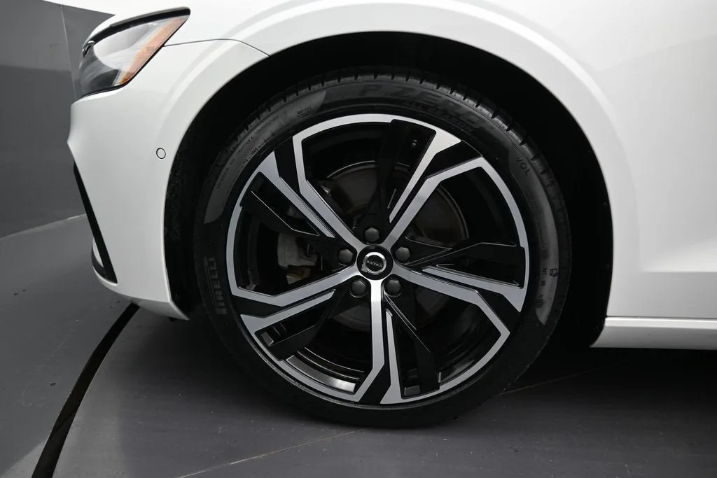 2024 Volvo S60 B5 Plus Dark Theme photo 10