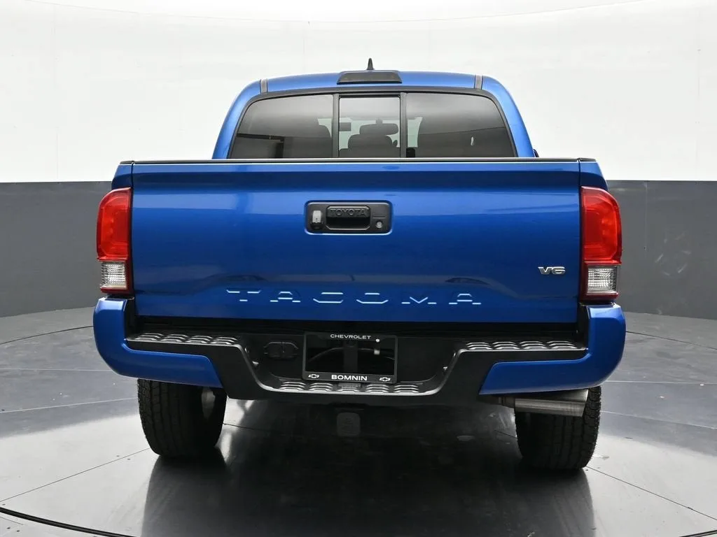 2016 Toyota Tacoma TRD Sport photo 4