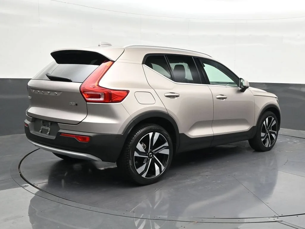 2024 Volvo XC40 B5 Plus Bright Theme photo 6