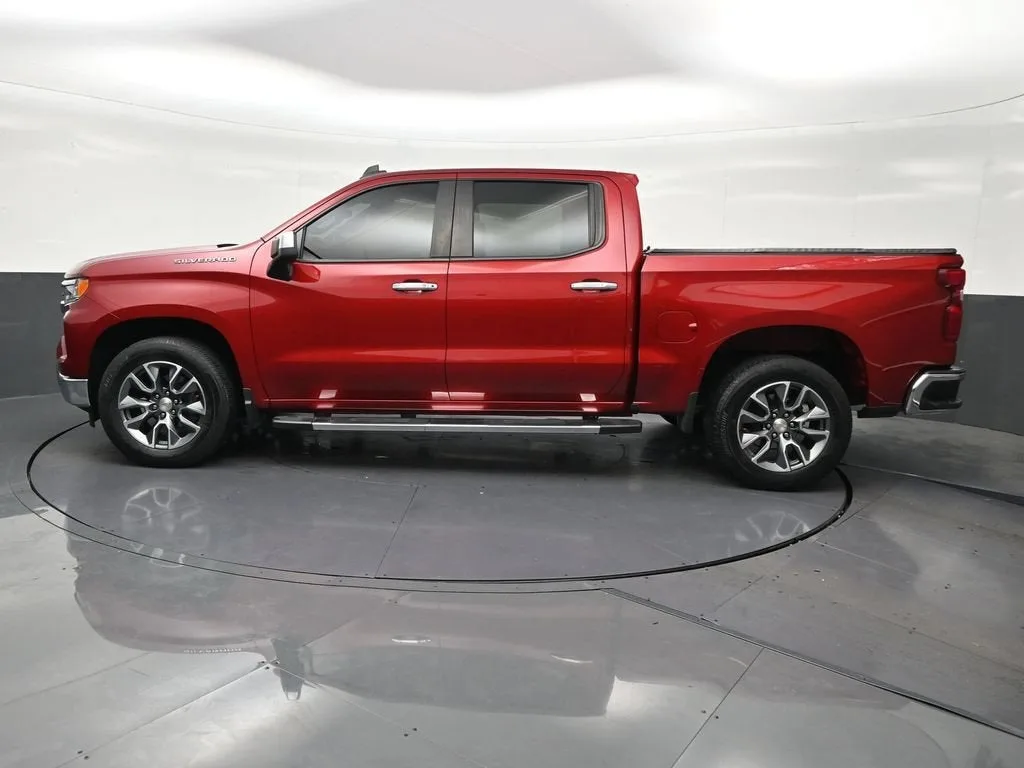 2024 Chevrolet Silverado 1500 LT photo 2
