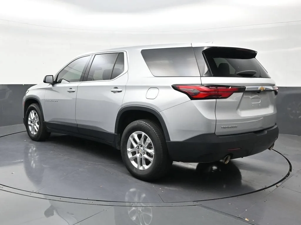 2022 Chevrolet Traverse LS photo 3