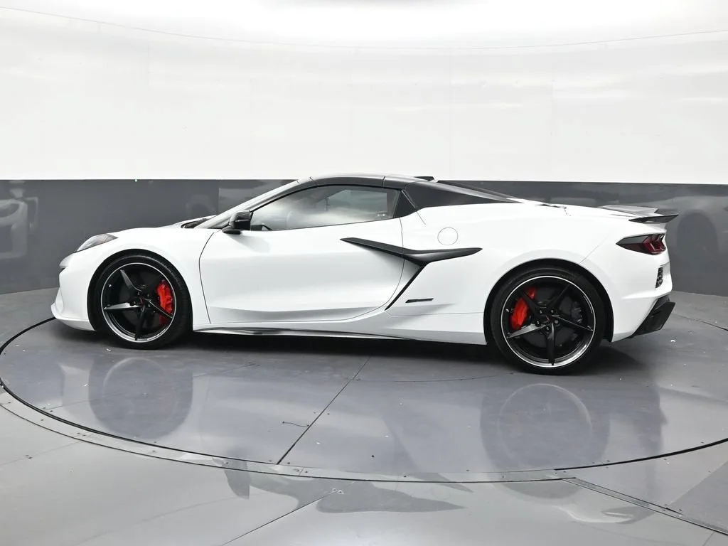 2025 Chevrolet Corvette E-Ray 1LZ photo 2