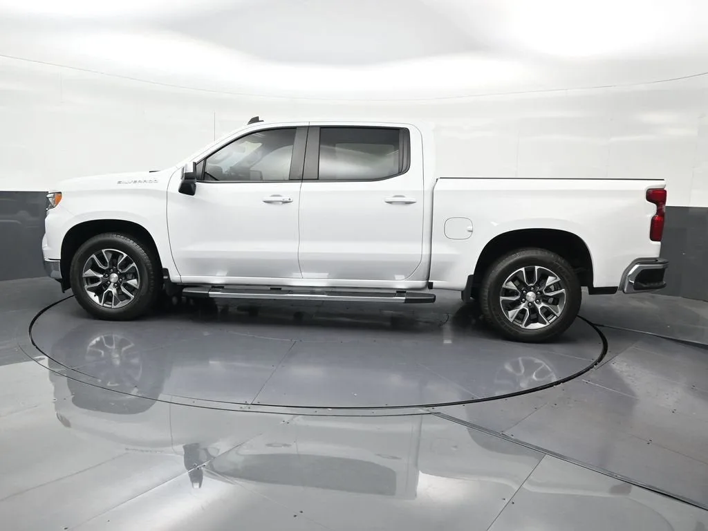 2024 Chevrolet Silverado 1500 LT photo 2