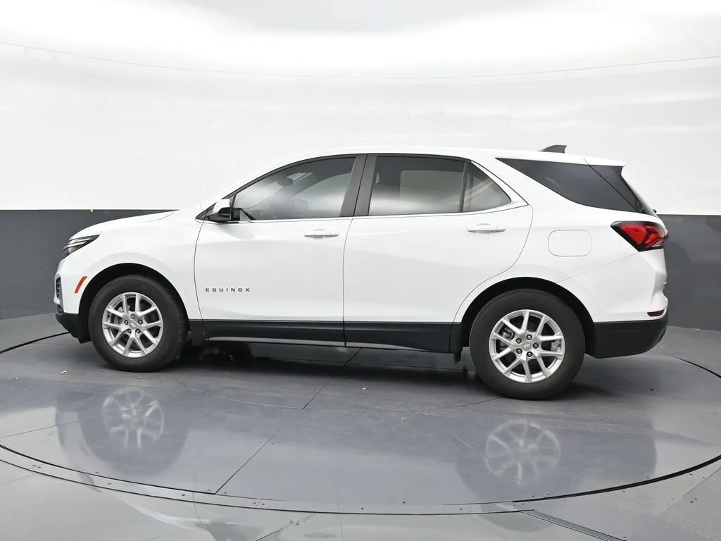 2023 Chevrolet Equinox LT photo 2