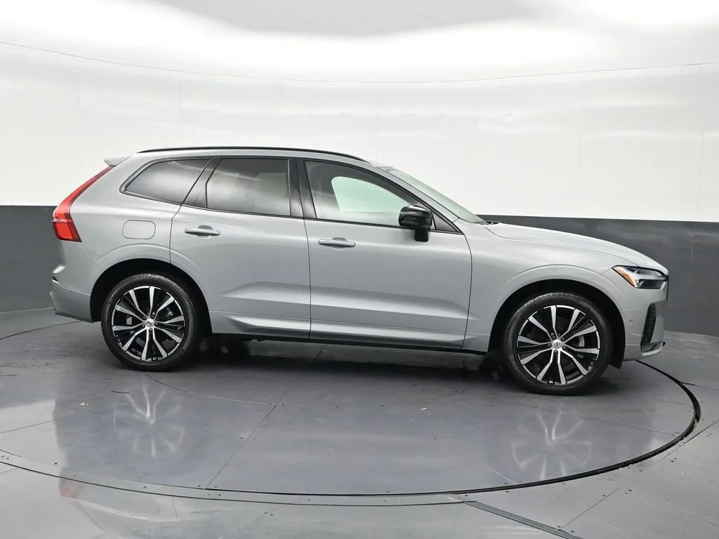 2024 Volvo XC60 Plus Dark Theme photo 7