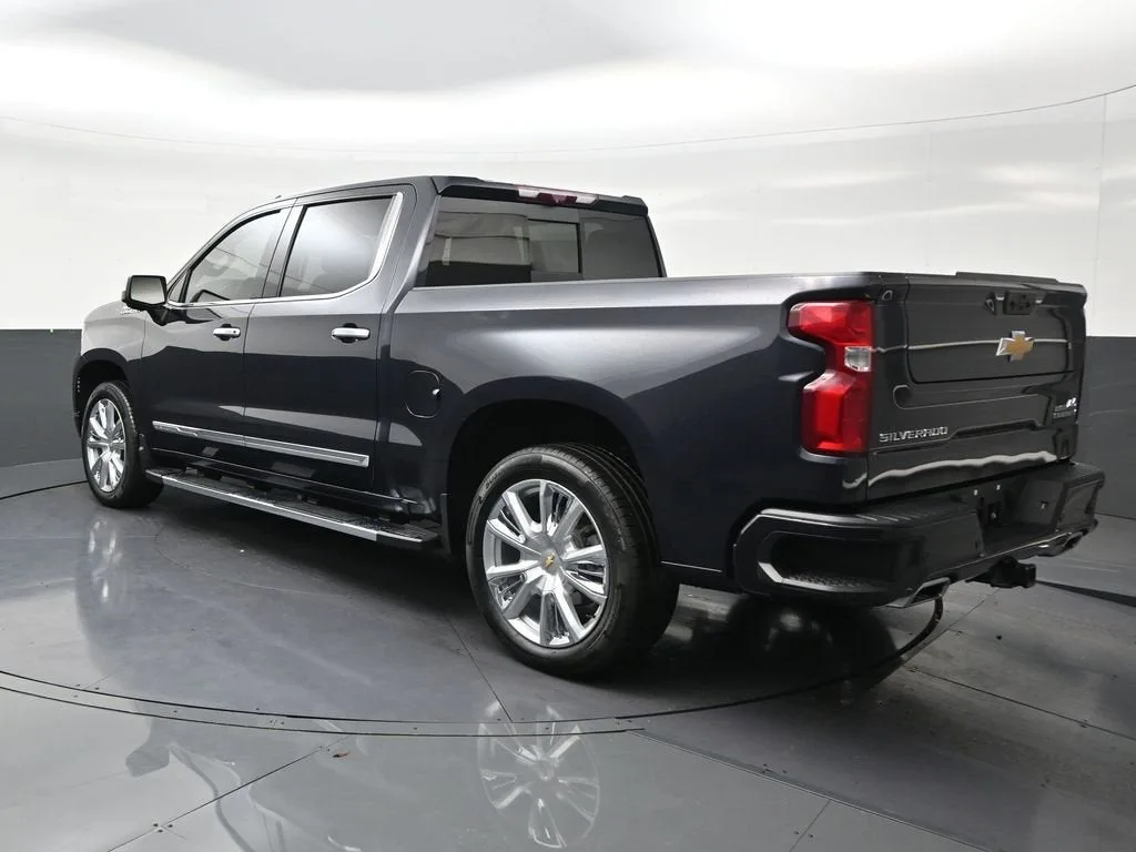 2024 Chevrolet Silverado 1500 High Country photo 3