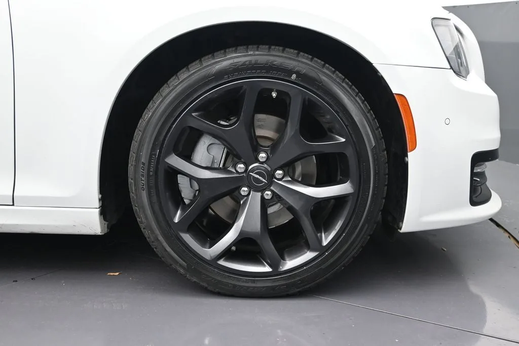 2023 Chrysler 300 S photo 9