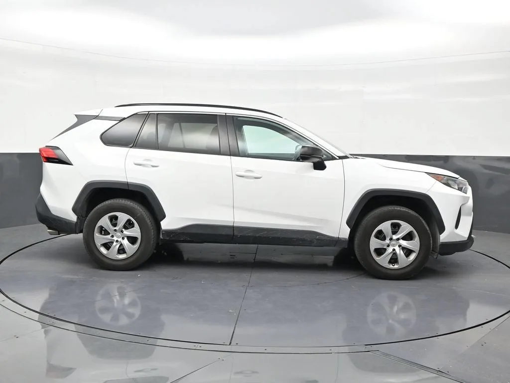 2020 Toyota RAV4 LE photo 6