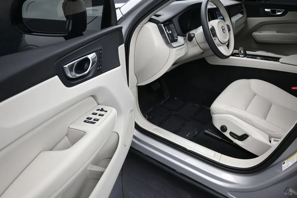 2025 Volvo XC60 Plug-In Hybrid Plus photo 10