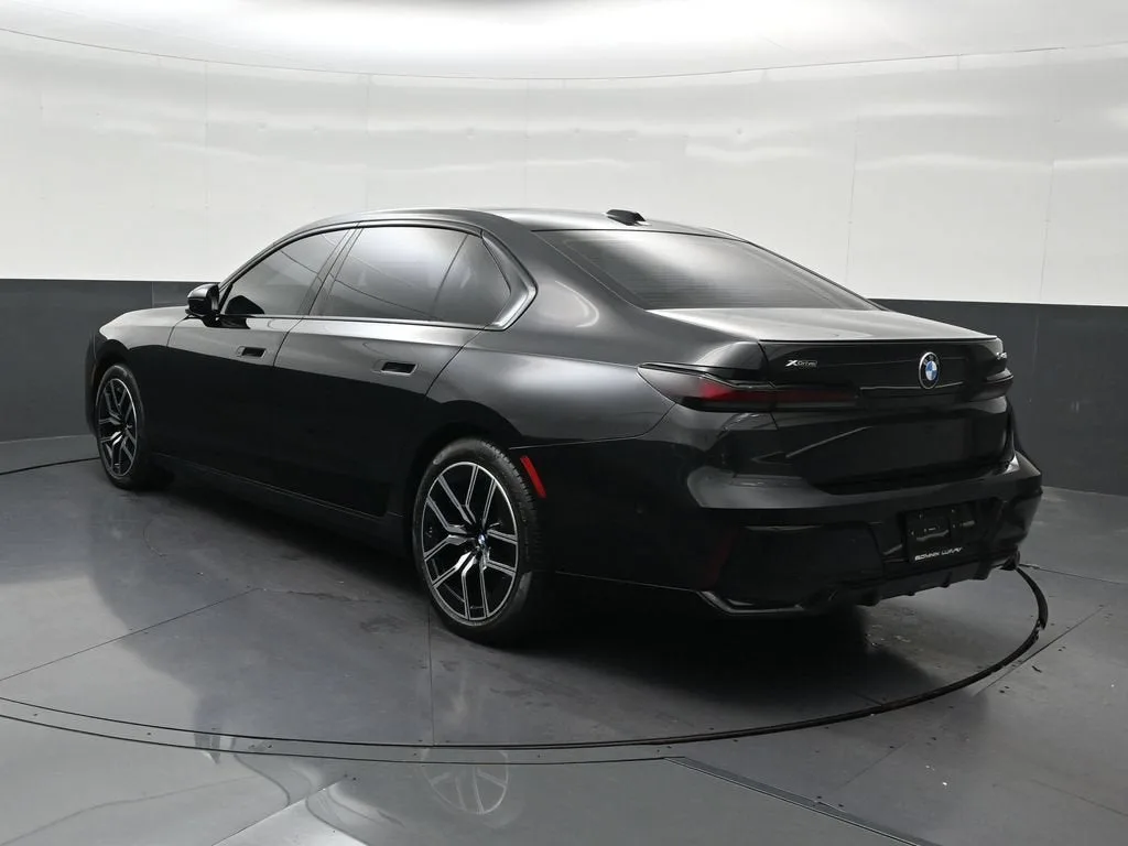 2025 BMW 740i xDrive photo 3